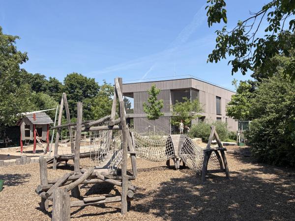 Außenansicht des Kindergartens mit Klettergerüst