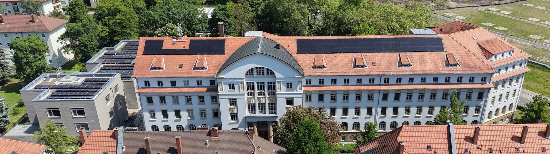 Sybelstraße, Links Kita, Rechts Indach PV