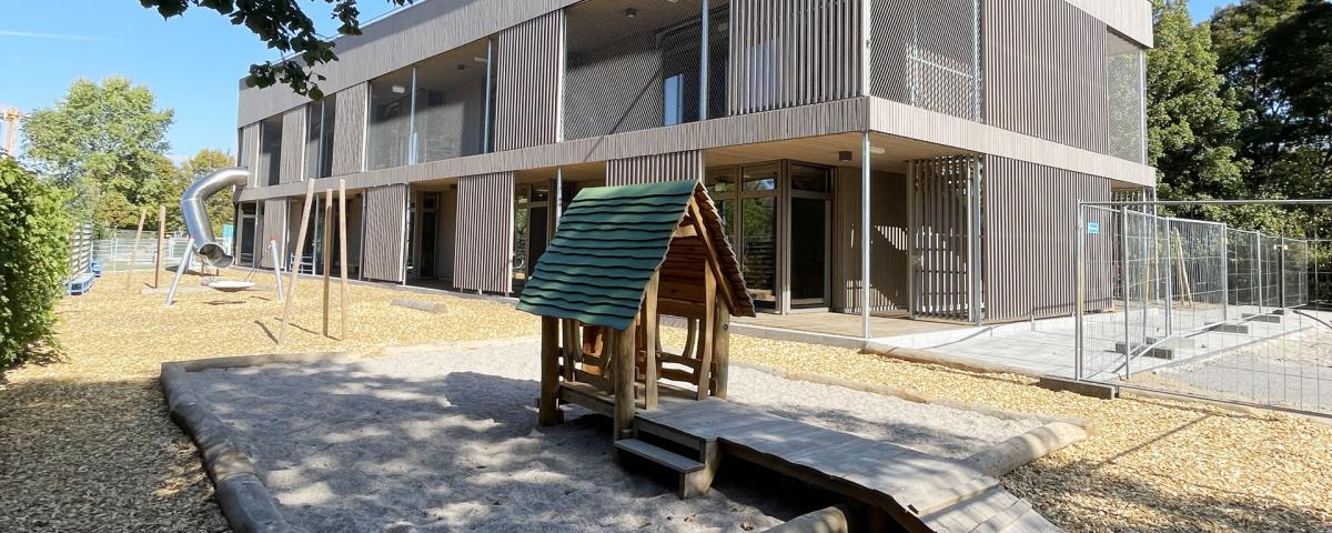 Außenansicht fertiger Kindergarten Weinbrennerplatz mit Spielplatz